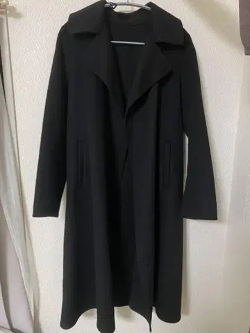 블랙 허리 벨트 포함 롱 코트