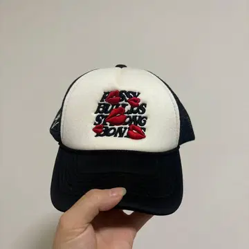 트래커햇 빨간 입술 자수