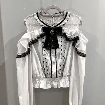[ LIZLISA ] 리즈리사 오픈 숄더 프릴 블라우스 블랙
