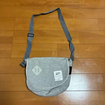 그레이 플랩 숄더백