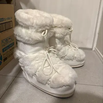 MOON BOOT 화이트 퍼 부츠