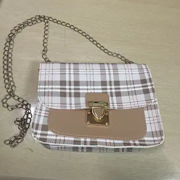 체크 무늬 숄더백