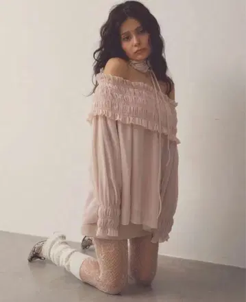 펠리큘 로즈 쉬링 프릴 블라우스 핑크