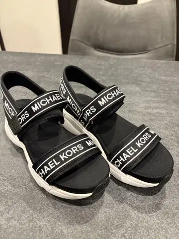 미사용 새상품 MICHAEL KORS 스포츠 샌들 블랙 23.5cm