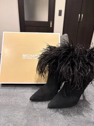 MICHAEL KORS 페더 장식 스웨이드 앵클부츠 24cm