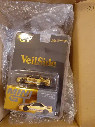 MINI GT 한정판 모델 VeilSide Gold Chrome R32