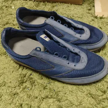 BROOKS 네이비 스니커즈
