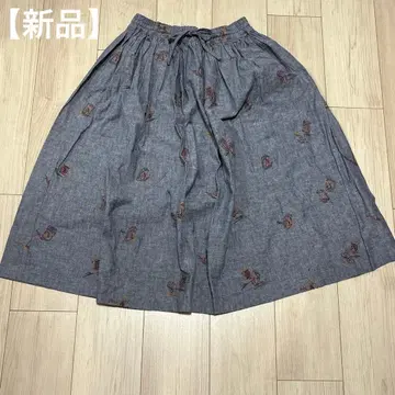 [ 새상품 ] 마드모아젤 논논 샴브레이 자수 스커트 네이비 현행