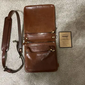 HERZ 브라운과 블랙 가죽 숄더백