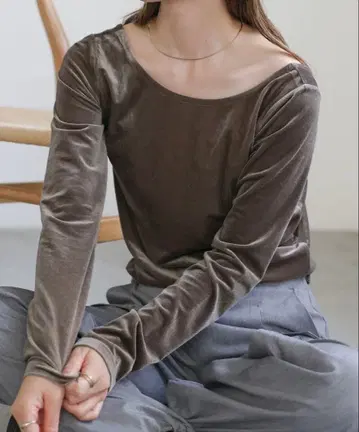 select MOCA 발레 넥 벨로아 상의