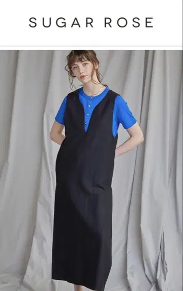 SUGARROSE 깊은 넥 사이드 턱 드레스