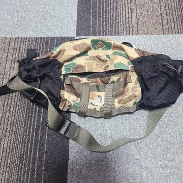 THE NORTH FACE 카모플라쥬 숄더백