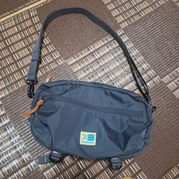 KARRIMOR 블랙 바디백