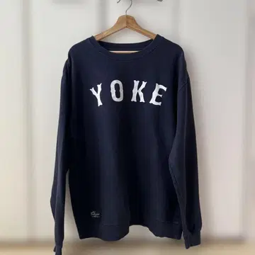 YOKE 네이비 크루넥 맨투맨