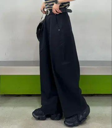 배럴 레그 볼륨 팬츠 지나시스
