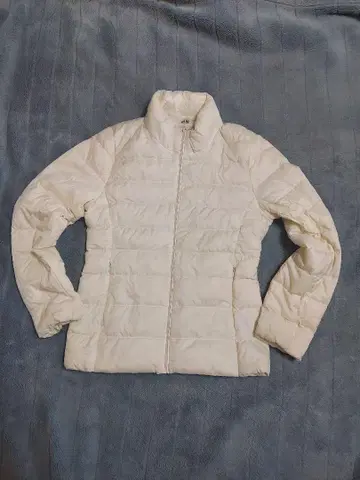 새상품급 UNIQLO 울트라 라이트 다운 자켓 S 사이즈 화이트 경량