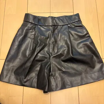 새상품급 ZARA 인조 가죽 숏팬츠 M
