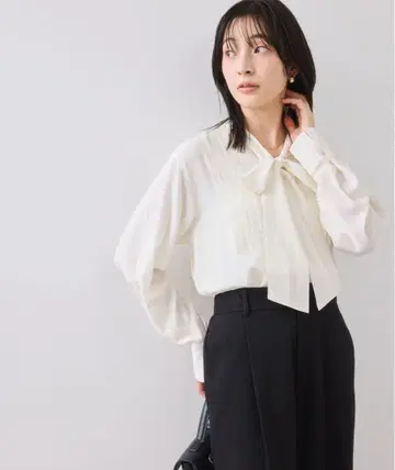 VIS 랜덤 핀턱 보타이 블라우스