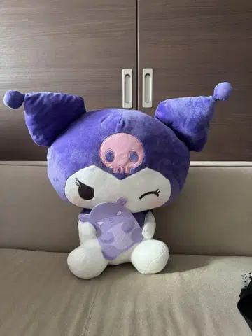 스컬이 달린 보라색 봉제 인형