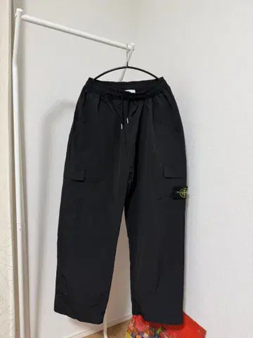 블랙 카고 팬츠 사이드 포켓 포함