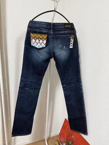 자수 포켓이 달린 다크 블루 데님
