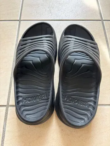 HOKA ONE ONE 리커버리 샌들 블랙