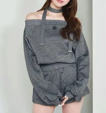다리치 오프숄더 라메 맨투맨 블랙
