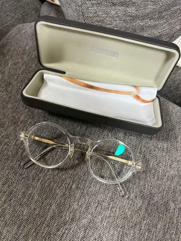 올리버 골드스미스 안경