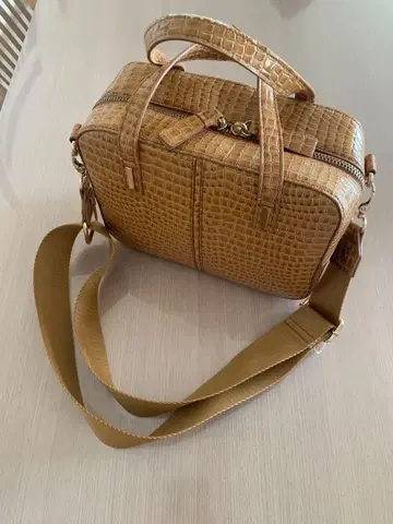 베이지 크로커다일 패턴 핸드백