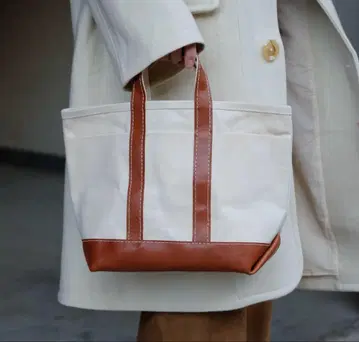 This is a(n) Base Field Tote 별주