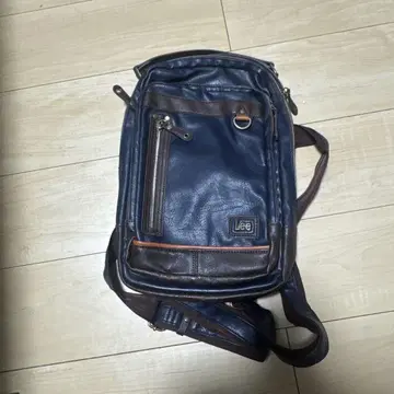Lee 네이비 바디백