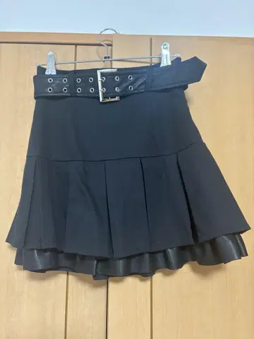 pium 가죽 벨트 플리츠 미니 스커트 블랙