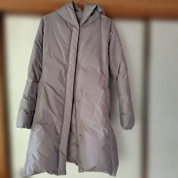 베이지 후드 부착 다운 자켓