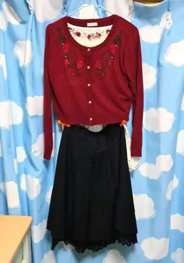 앨리스 자수 가디건과 블랙 스커트 3세트