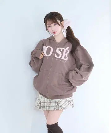 로제 뮤즈 Fur logo zip hoodie 새상품 브라운