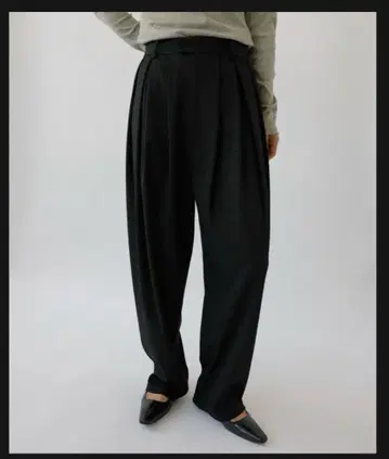 na.e Tuck Tapered Pants