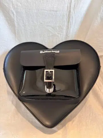 닥터 마틴 하트 모양 백 블랙