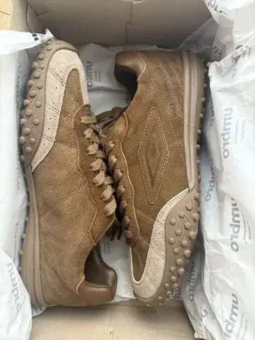 새상품 wm x umbro 브라운 스니커즈 26cm