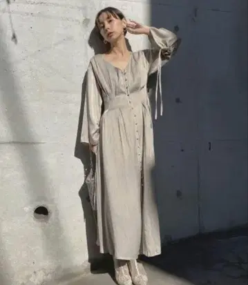 AMERI 베이지 셔츠 원피스 긴팔 버튼 포함
