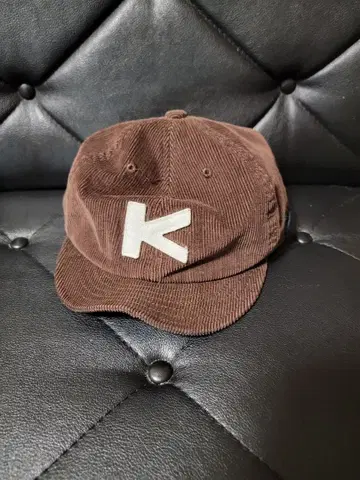 KAVU 브라운 레드 K 자수 야구 모자