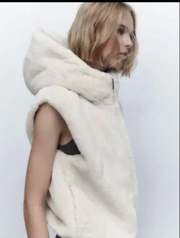 ZARA 후드 부착 인조 모피 베스트