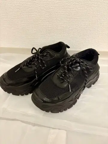 AZUL by moussy 아줄바이마우지 볼륨 밑창 스니커즈