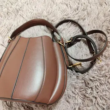 스티치 디테일 버킷백 다크 골든 브라운 ZARA