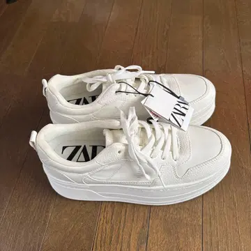 새상품 ZARA 화이트 스니커즈 39