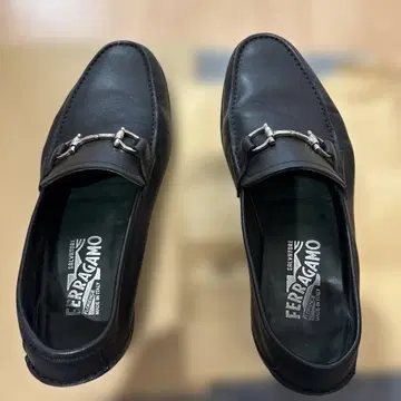 가격 인하 FERRAGAMO 블랙 로퍼