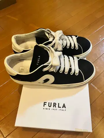 FURLA 블랙 스웨이드 스니커즈