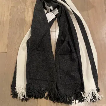 새상품 택 아다와스 포켓 부착 프린지 머플러 울