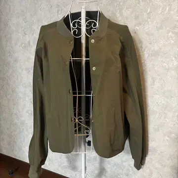 올리브색 버튼 달린 자켓