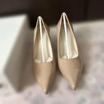 새상품! Mal. 레레레 씨 베이지 에나멜 펌프스