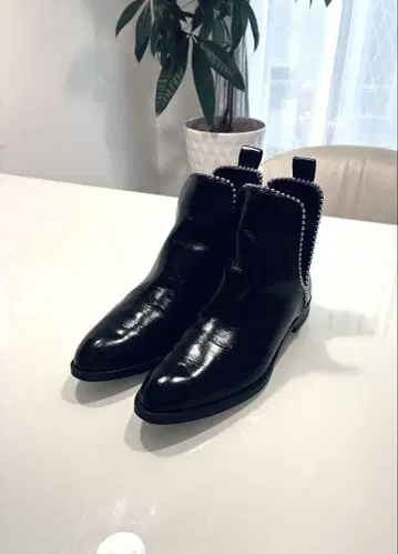 ZARA 스터드 장식 블랙 가죽 사이드 고어 부츠